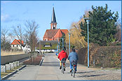 Blick auf die rote Backsteinkirche im Ostseebad Wustrow